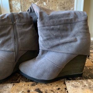 ➡️Gray suede knee high boots